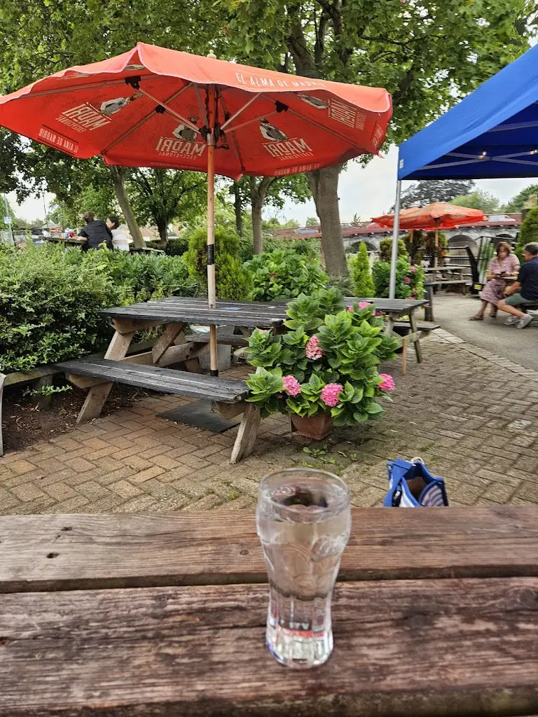 Gary Anders_Castle Barge_Newark on Trent_review