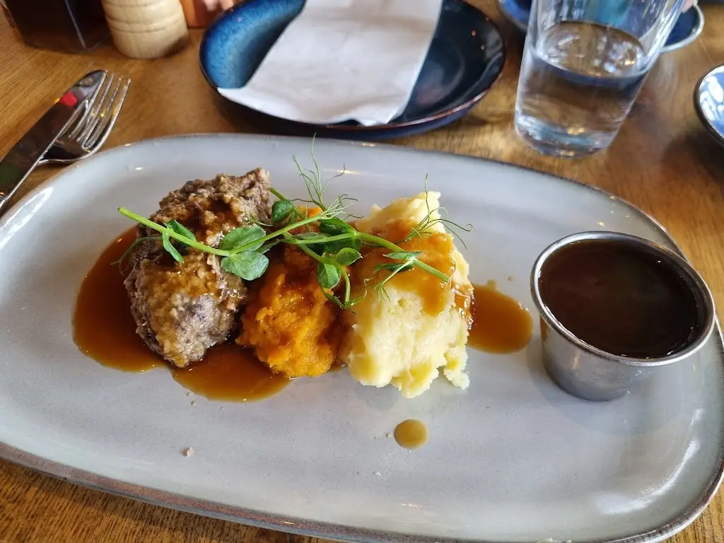 Laura Mackrill_Pier House_Newhaven_recensione