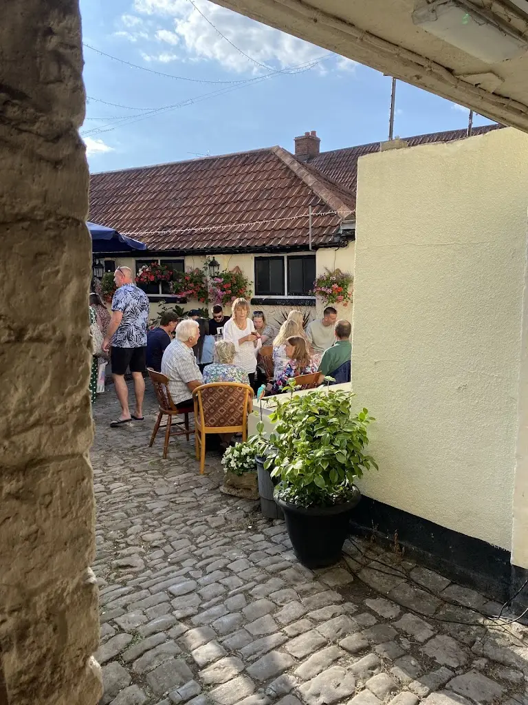 The White Hart_Olveston_slider_image_3