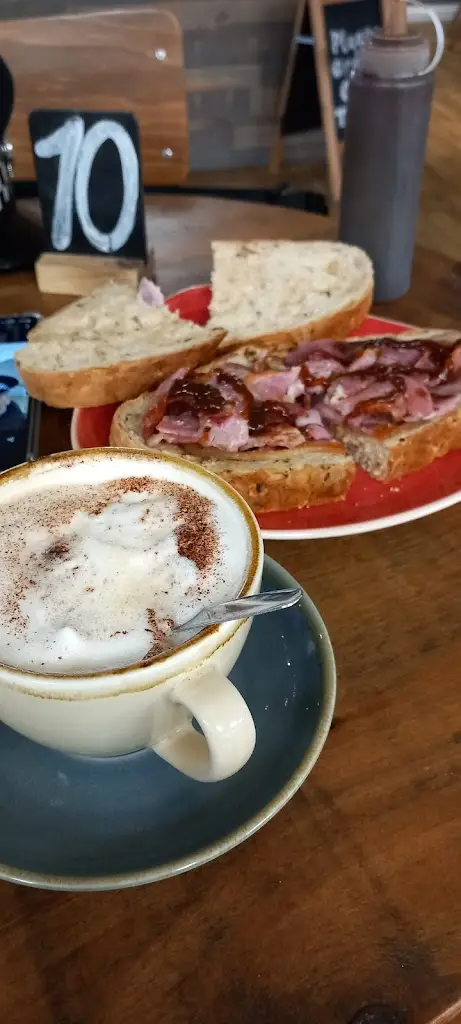 Roberto Huggs_The Outpost Cafe & Bar_Oakengates_review