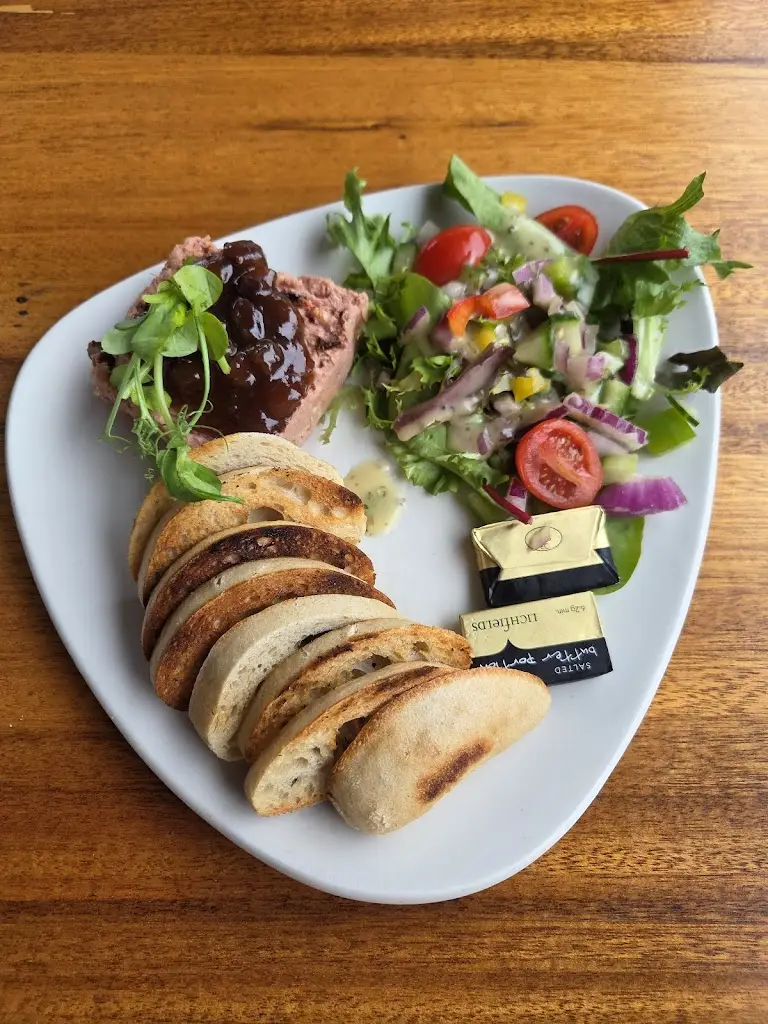 jessica desilets_The Fox & Castle_Old Windsor_review