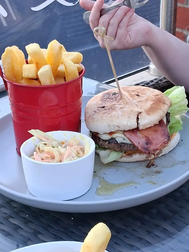 Home Farrant_Whites Lounge Bar _Ormesby St Margaret_review