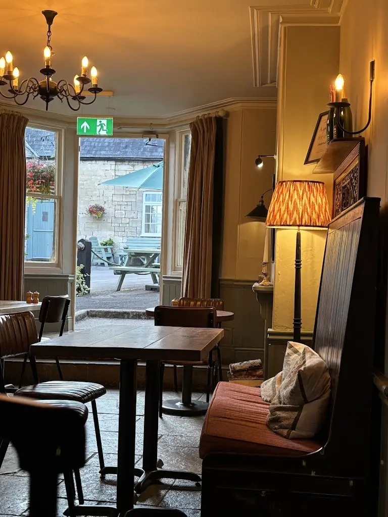 Yuan HE_The Falcon Inn_Painswick_review