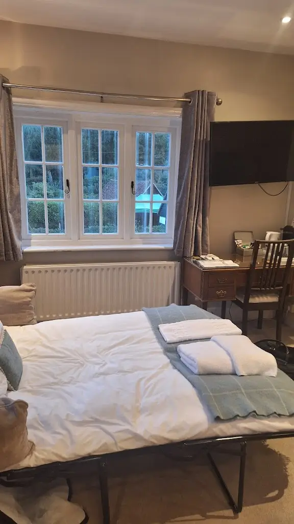 Becky speedy salamander Gonzalez _Hurtwood Hotel Bed & Breakfast_Peaslake_review