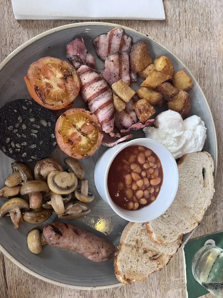 Zoe Ayliff_The White Horse_Baston_recensione