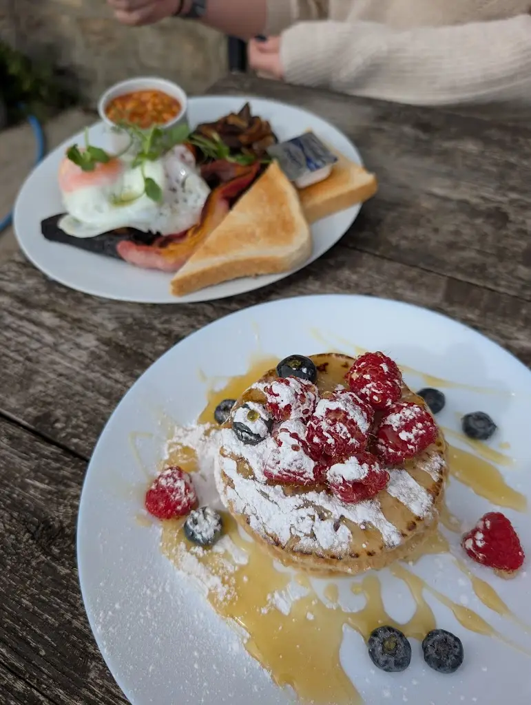 Guy Adams_Toft Gate Barn_Pateley Bridge_review