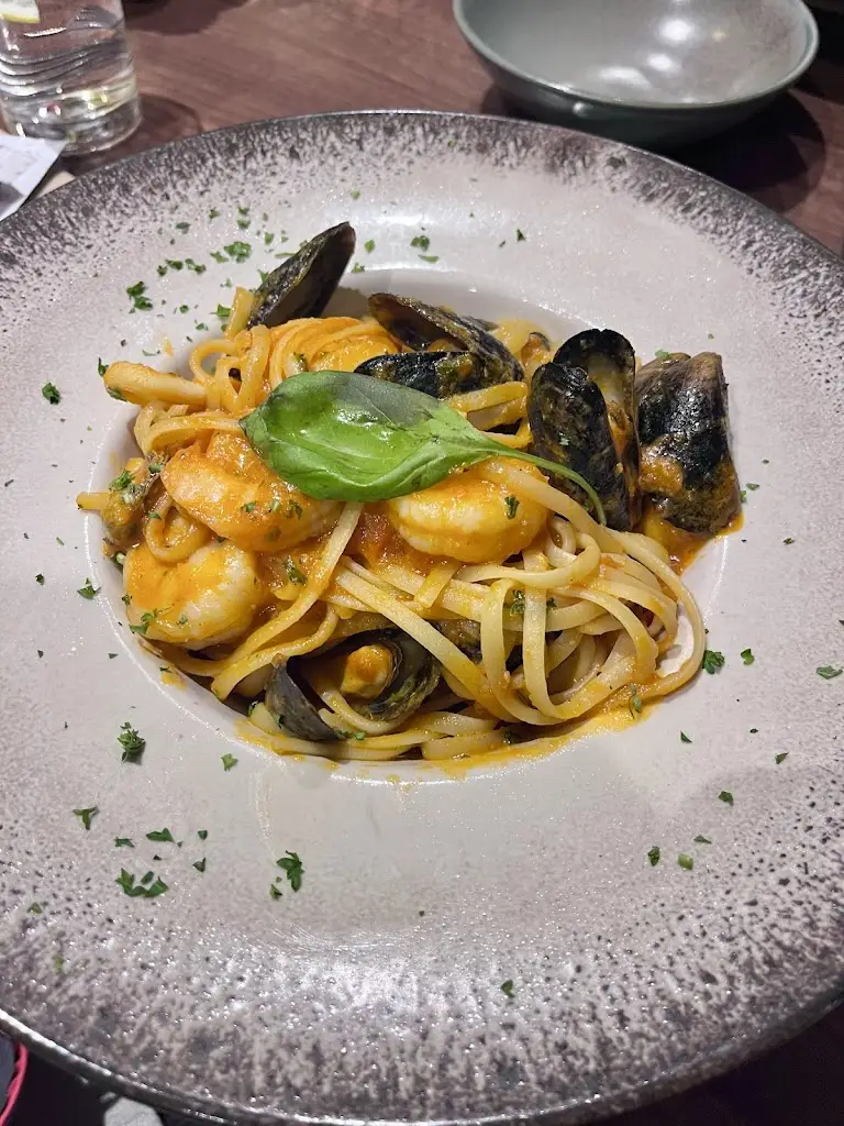 H C_La Vita_Pimperne_review