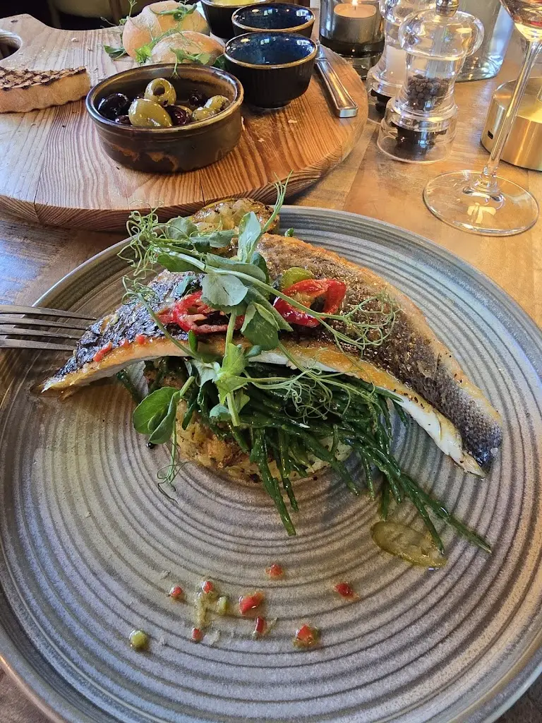 Adam Dadeby_Three Horseshoes_Petworth_review