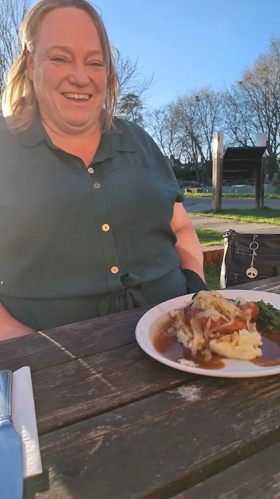 Steve and Annie Singleton_Pewsey Wharf_Pewsey_review