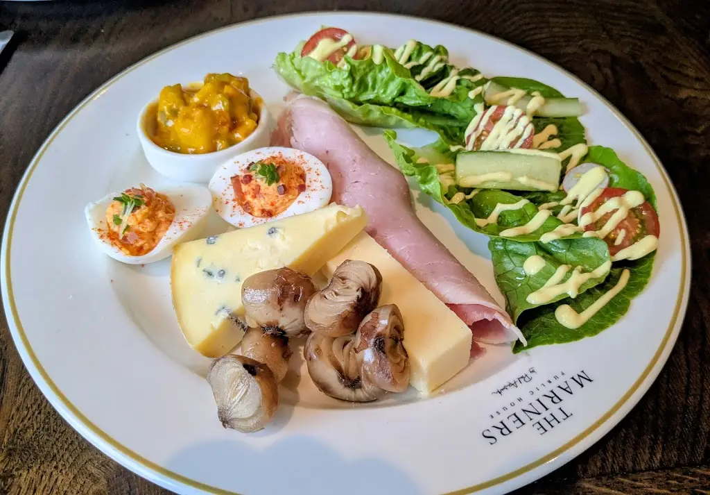 LESLEY DROY_The Mariners Public House in Rock_Padstow_review