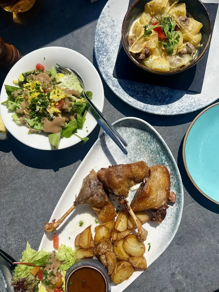 Catherine L_St TrOpez Lounge_Poole_review