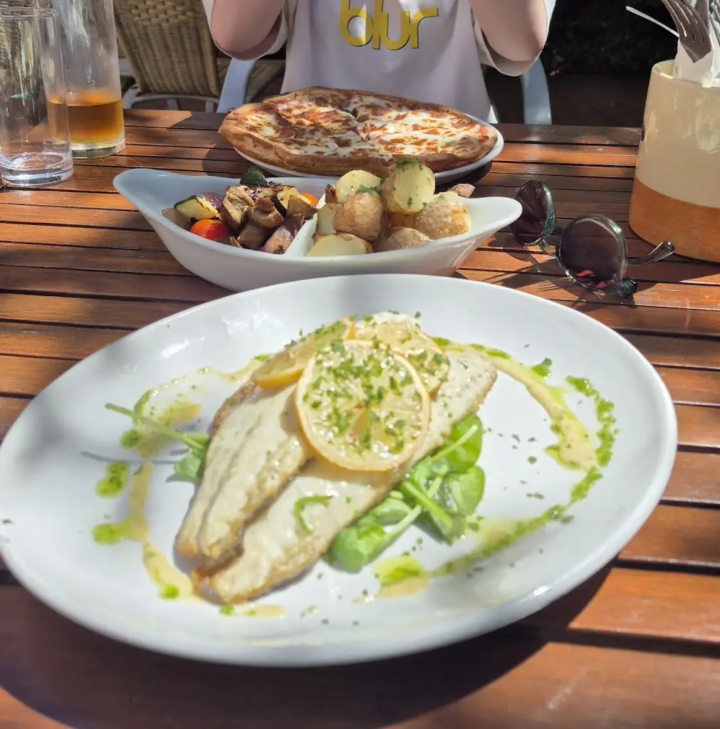 Joanne Upcraft_Ginali's_Poole_recensione