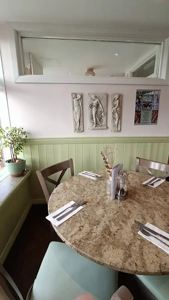 Jessie Shedden_Oriel on the Quay_Poole_review