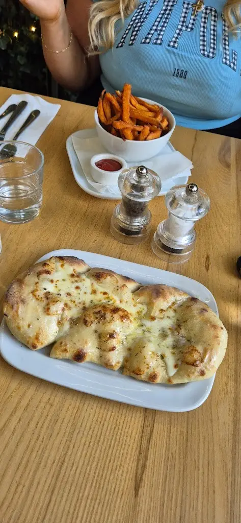 Annalise Meneses Merton_The Old Guinea_Potters Bar_review