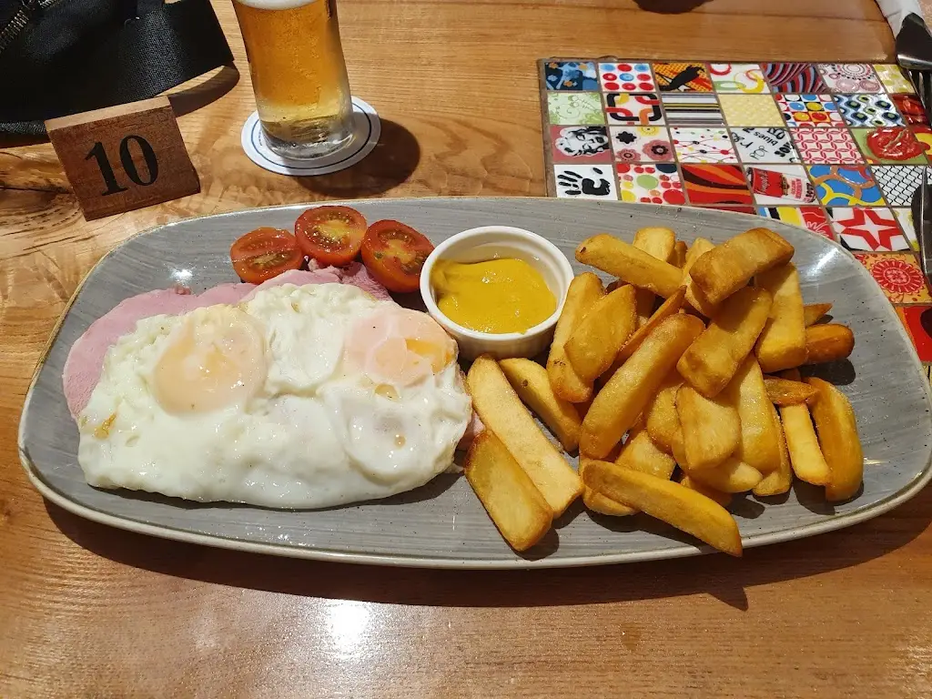 Alexandra_The Snap Tin Bar_Poynton_review