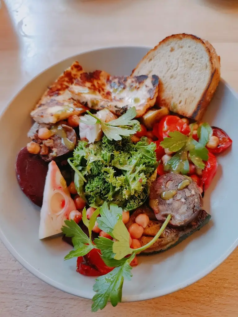 E S_Fig & Fennel_Poynton_review