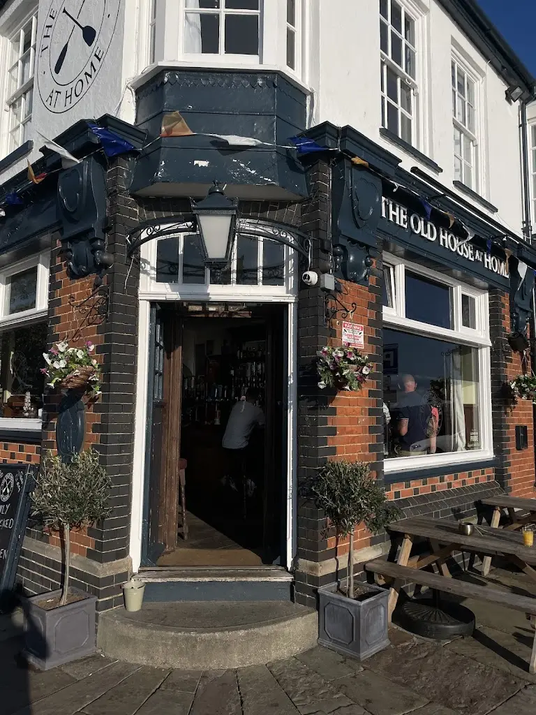 Avinash Vajramani_Old House At Home_Queenborough_review