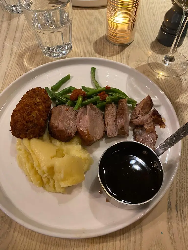 Julie Robinson_The Devonshire Arms_Baslow_review