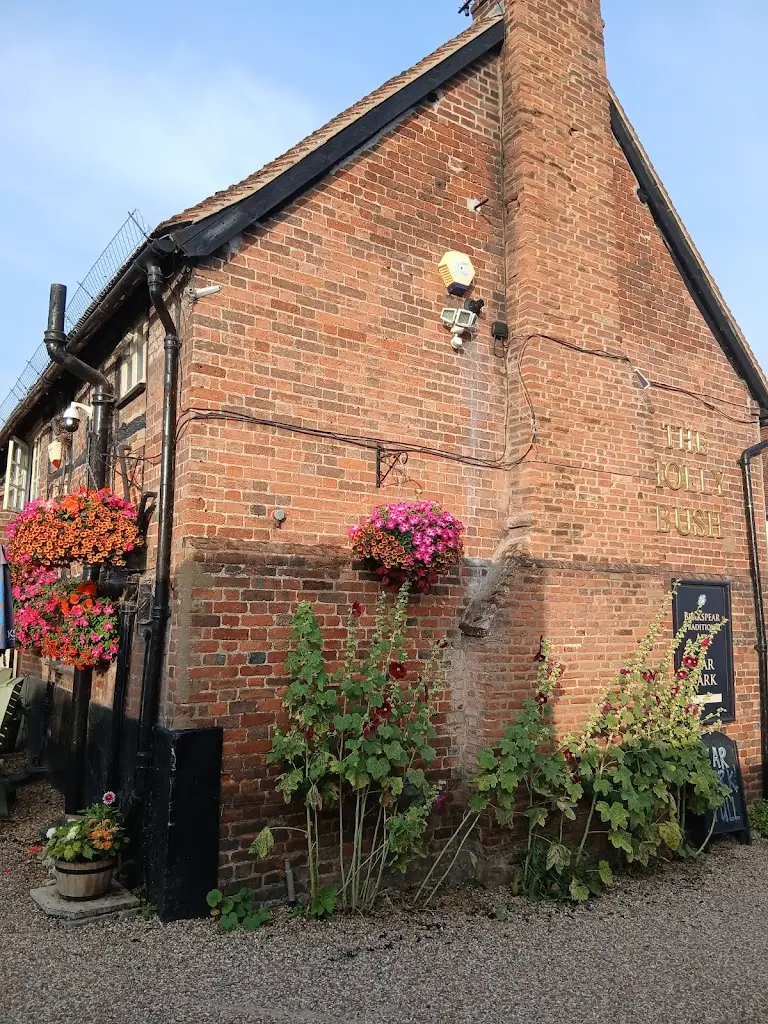 Liesa P-G_The Hollybush_Redbourn_review