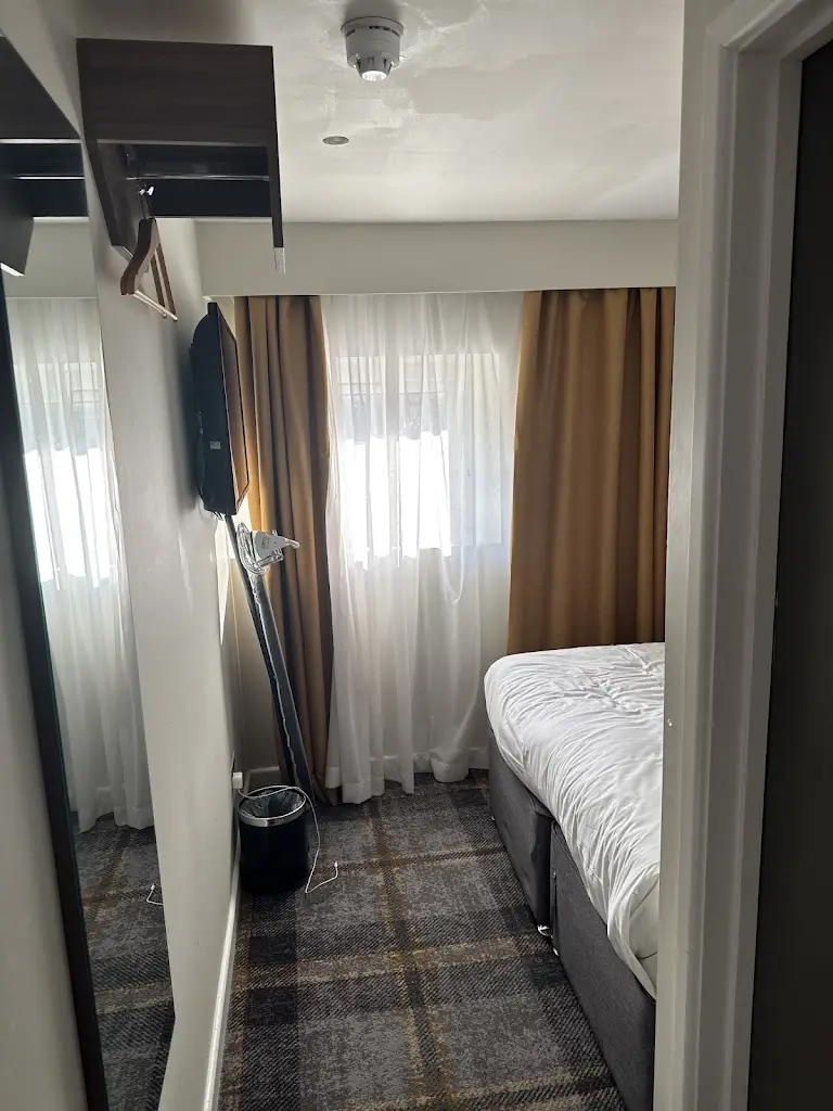 James Paul_Almondsbury Interchange Hotel_Almondsbury_review