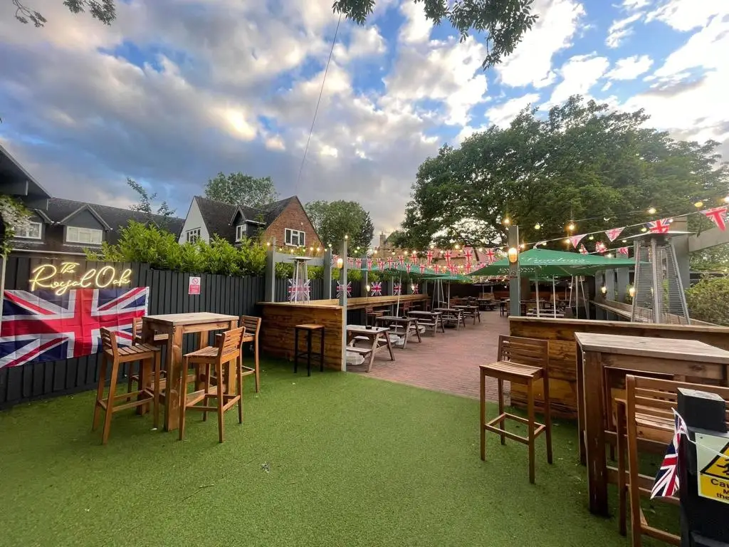 The Royal Oak_Barton-le-Clay_slider_image_1