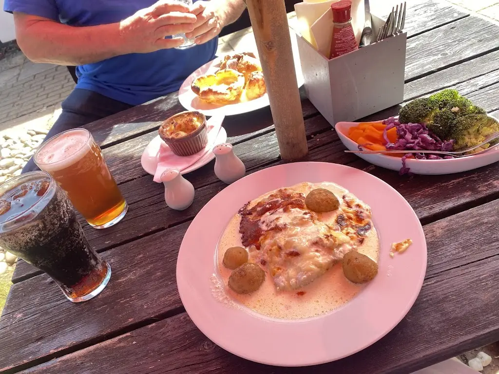 Rose & Crown_Ridgmont_slider_image_3