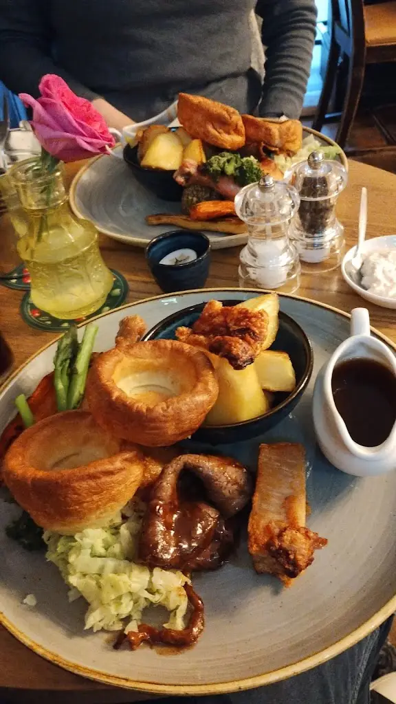 Fiona A_The Feathers_Redhill_review