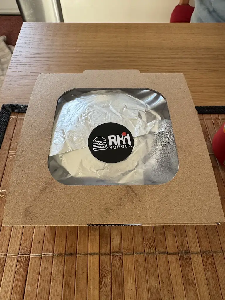 Christopher Dias_RH1 Burger_Redhill_Bewertung