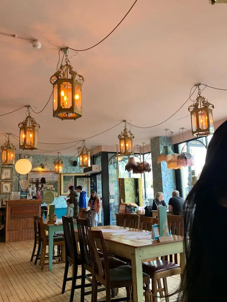 Destiny Towa Wontcheu (Des)_Claro Lounge_Ripon_review