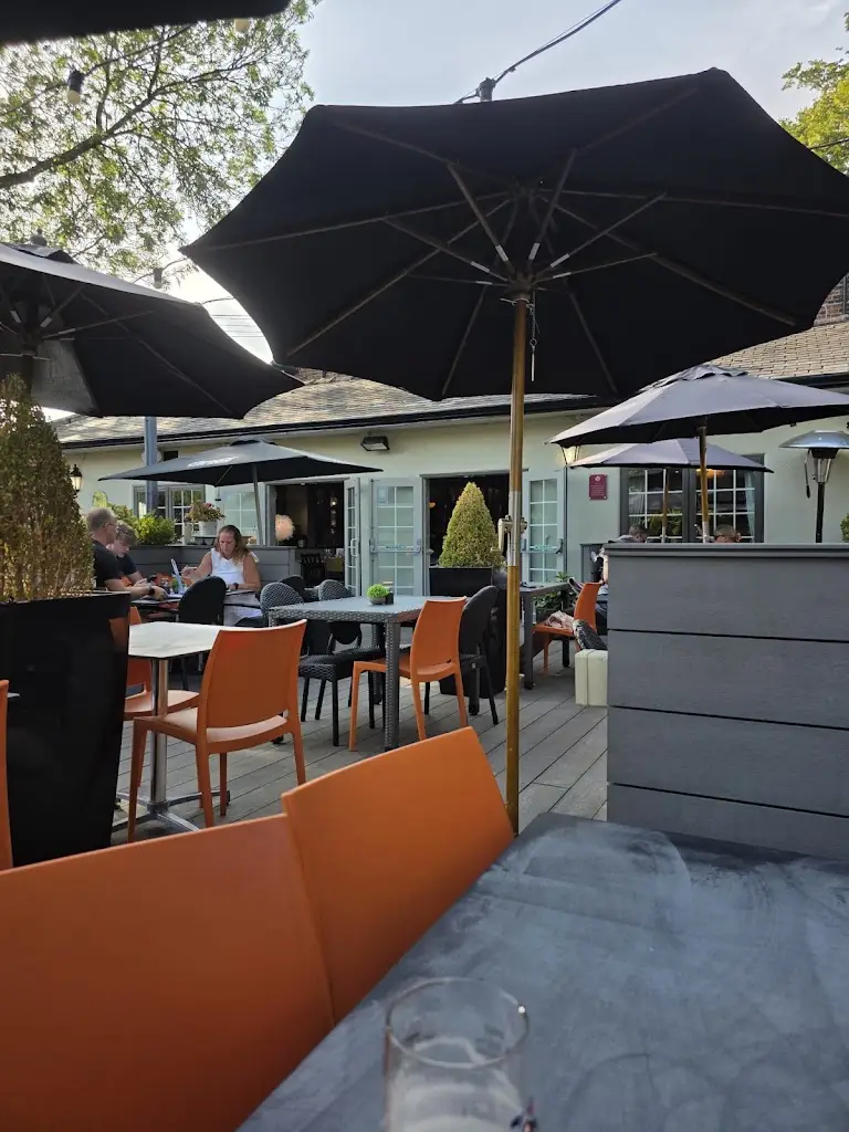 Rachel Allen-Moran_Salute At The White Swan_Rothwell_review