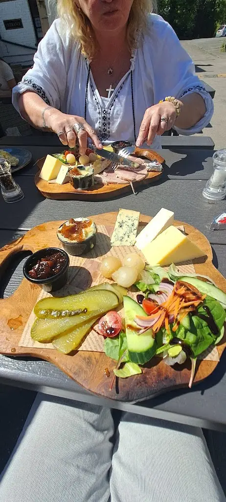 Belinda Loveridge_The Horse and Groom Pub_Rochford_review