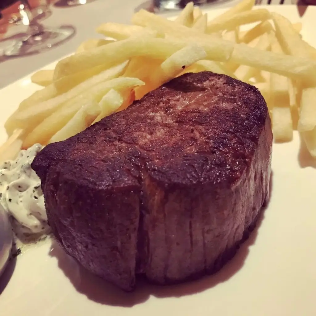 Christian_La Parisienne_Romsey_review