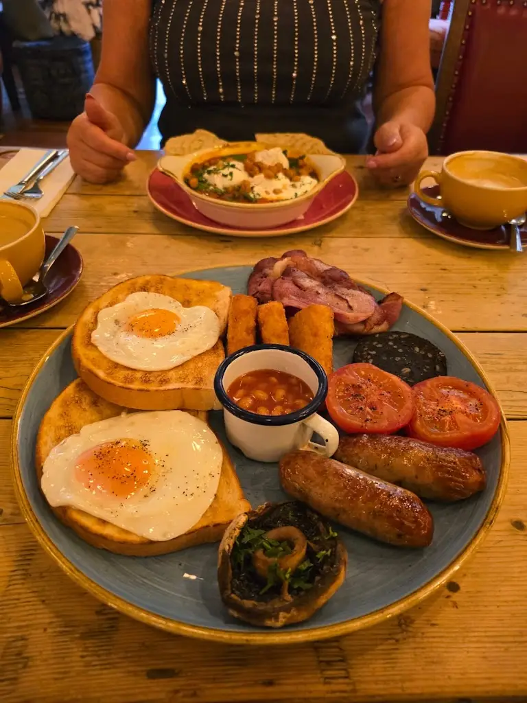 Catherine Wilkinson_Arboro Lounge_Ringwood_review