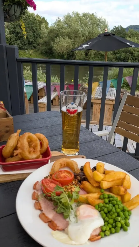 Leah Poynter_The White Lion_Ross on Wye_review