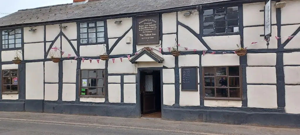 Kathryn Lee_The Dog_Ruyton-XI-Towns_review