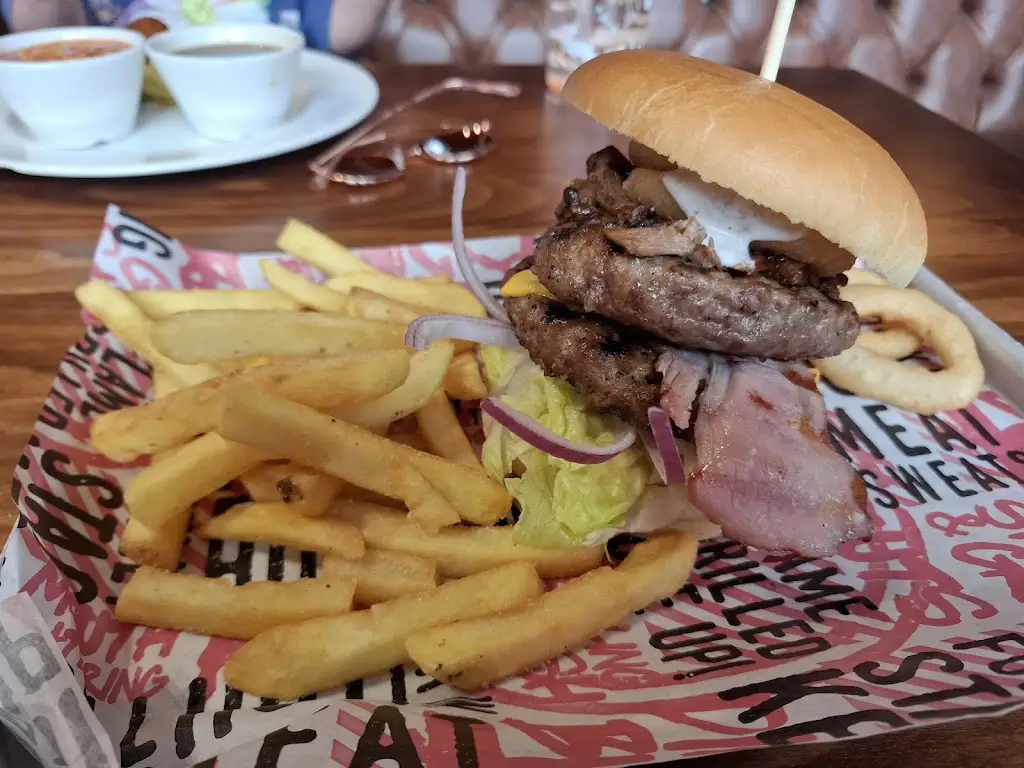 Adam Chapman_Summit Inn_Royton_reseña