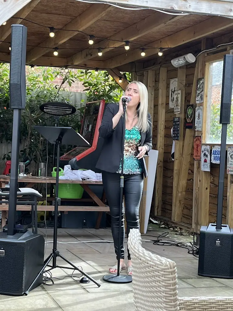 Angie WooWoo_Red Lion_Sapcote_recensione