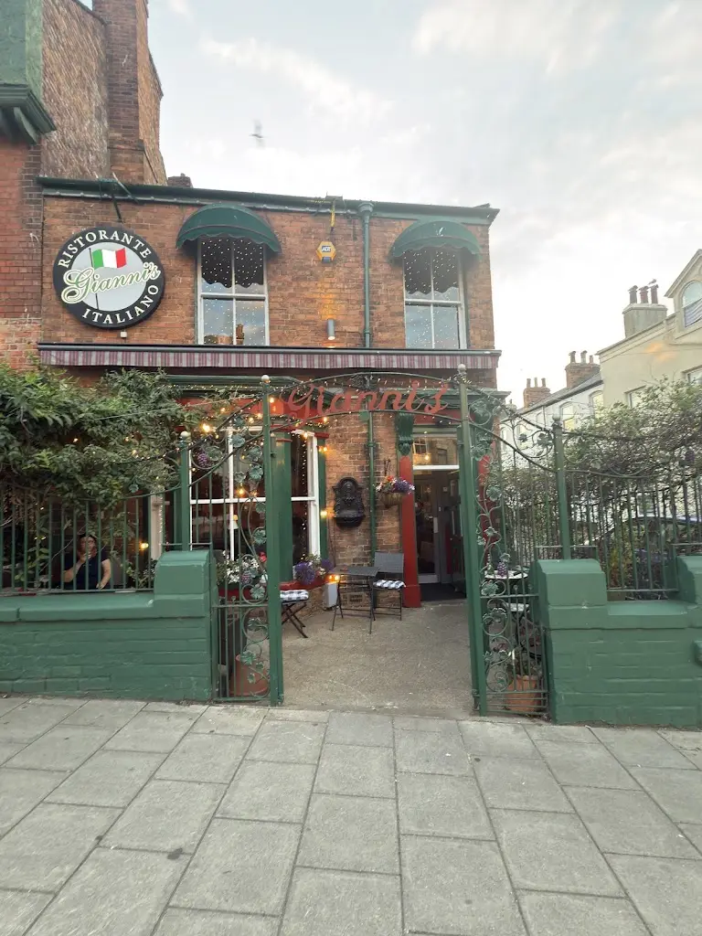 Samantha G_Giannis Italian Restaurant_Scarborough_recensione