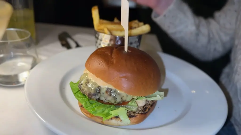 GEO Bar & Grill_Scarborough_slider_image_2