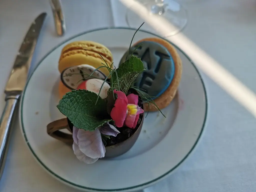 Menu_The Ivy Castle View_Send_image_6