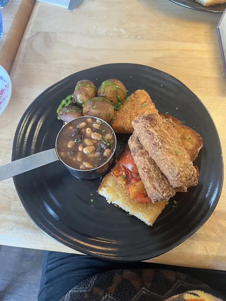 Jade Davies_Off The Rails_Shalfleet_review