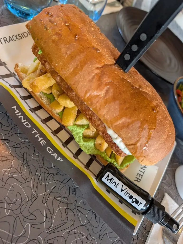 Lewis Tullett_Off The Rails_Shalfleet_review