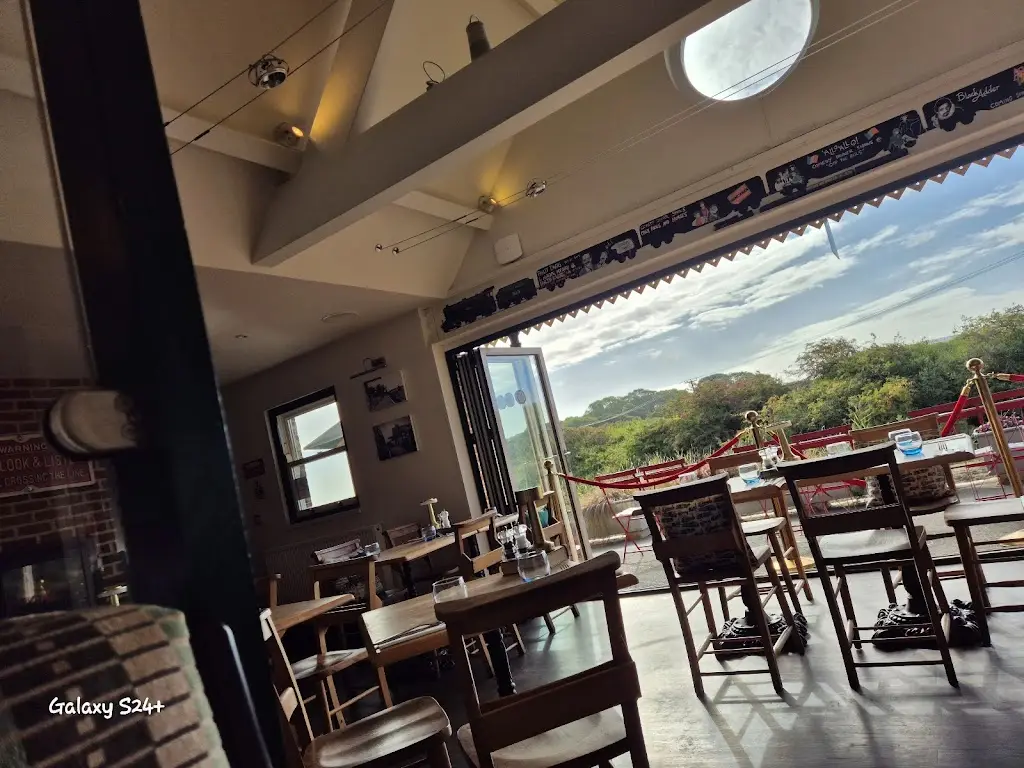 Noreen Penders_Off The Rails_Shalfleet_review