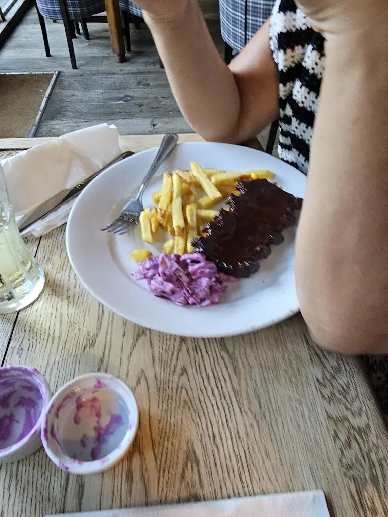 Aden Harris_The Half Moon_Shaftesbury_review