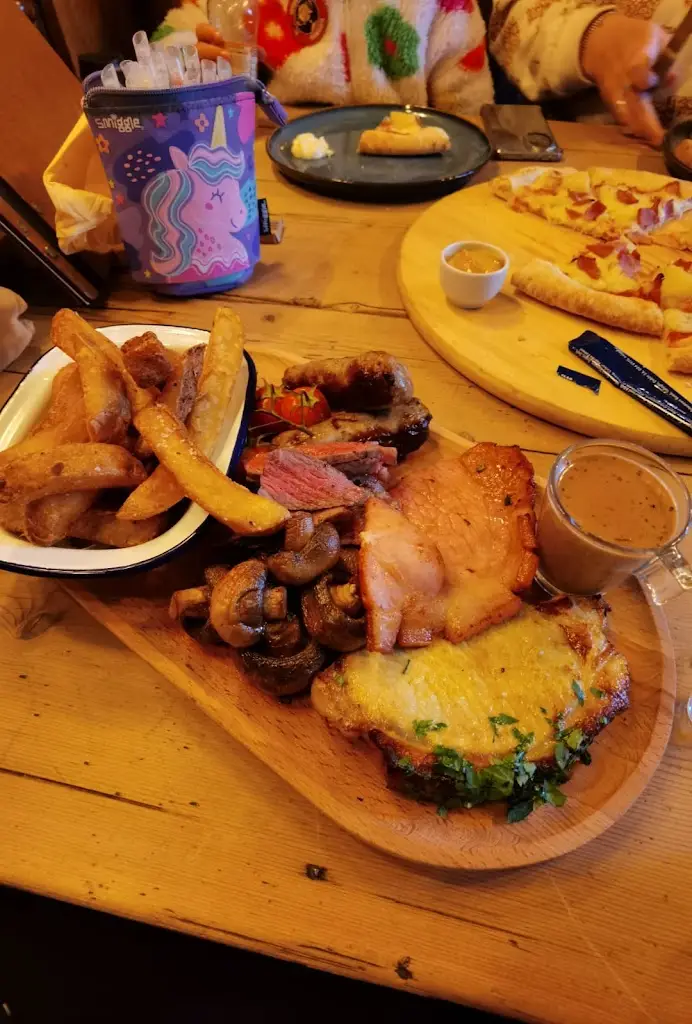 Hollies Camille French-Williams (Camille)_The Castle_Barnstaple_review