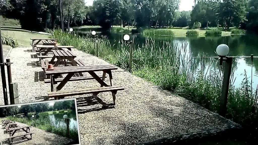 Halliford Mere Lakes & Pavilion restaurant in Shepperton