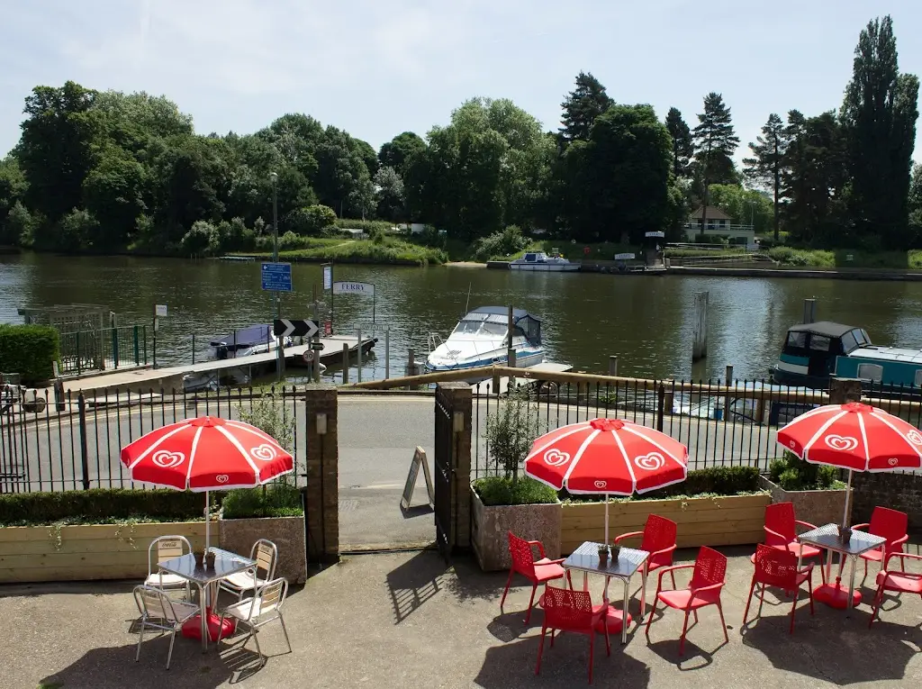 The Ferry Coffee Shop restaurant in Shepperton