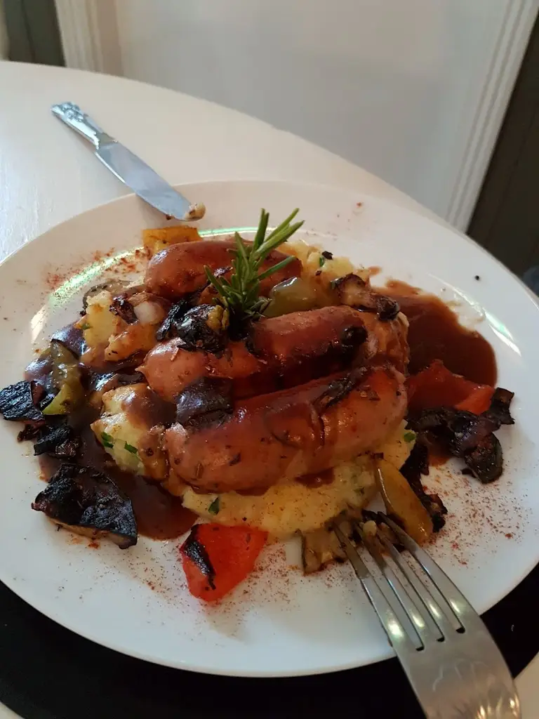 L- Mo_The White Lion_Sible Hedingham_review