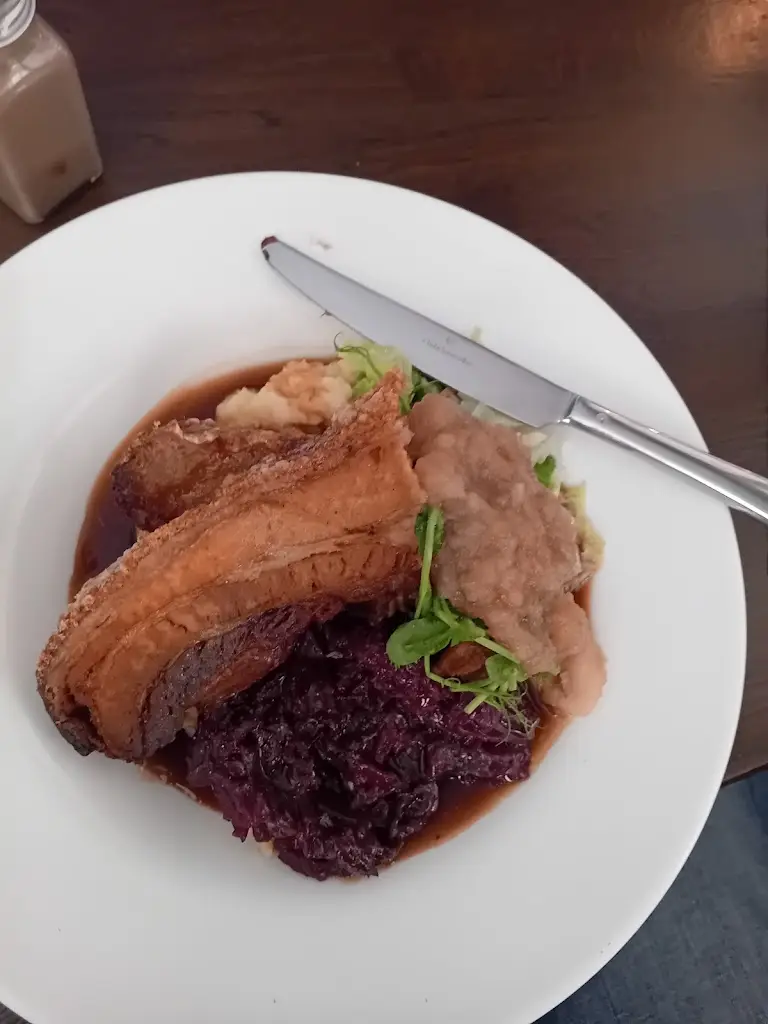 caroline flinn_The Horseshoe_Shipston on Stour_review