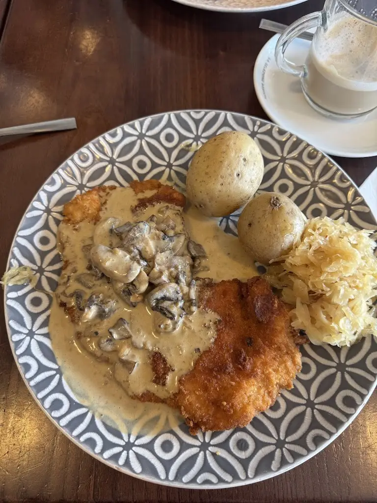 Daniel Makarenko_The German Cafe_Shirley_review